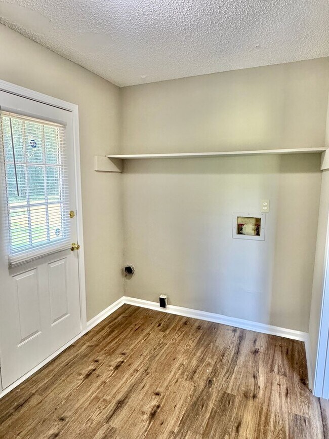 Building Photo - Modern 3-Bedroom Beauty