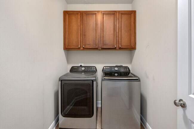 Building Photo - Crestview: 4 Bedrooms in Liberty Oaks
