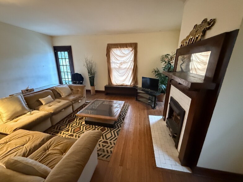 Building Photo - 639 Mulberry Ave