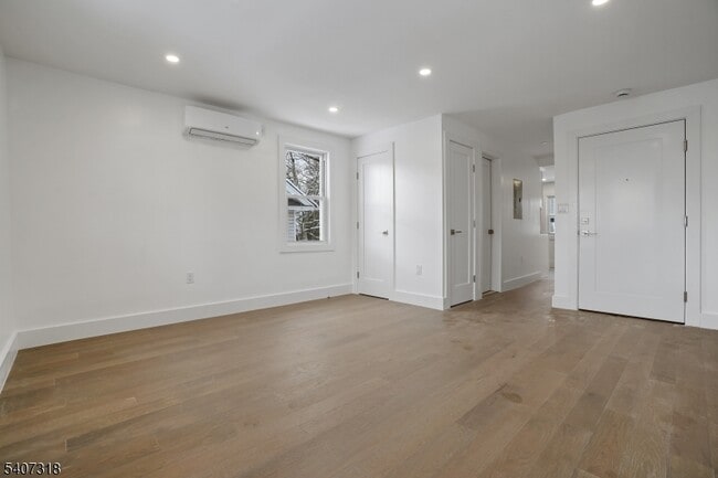 Building Photo - 554 Hort St