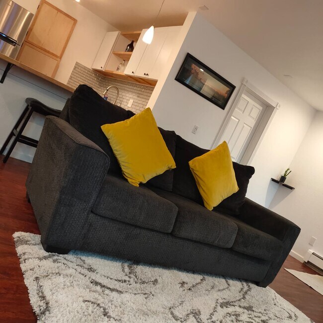 Living room - 507 Copperbush Ct