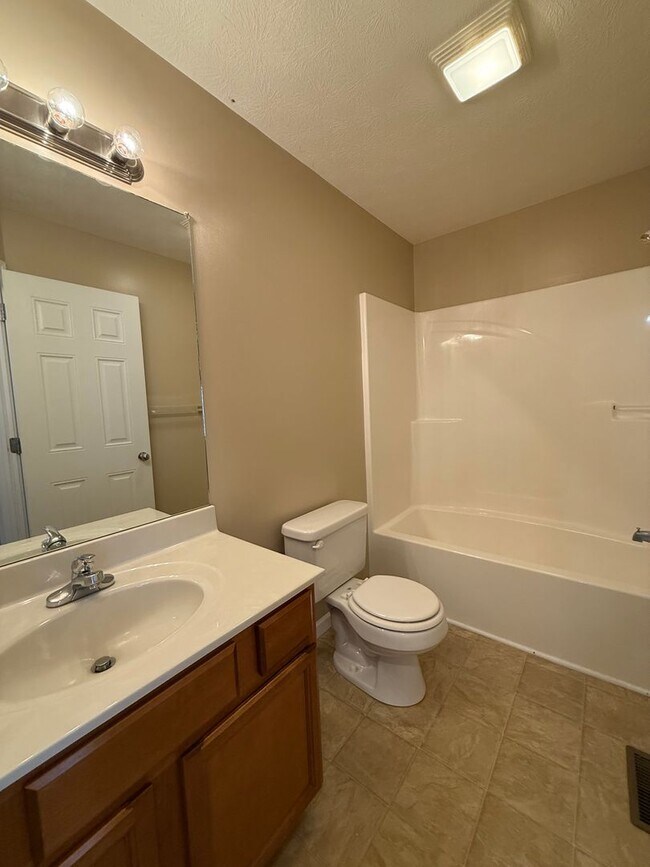 Building Photo - 3 bedroom, 2.5 bath townhome *6-MONTH LEAS...