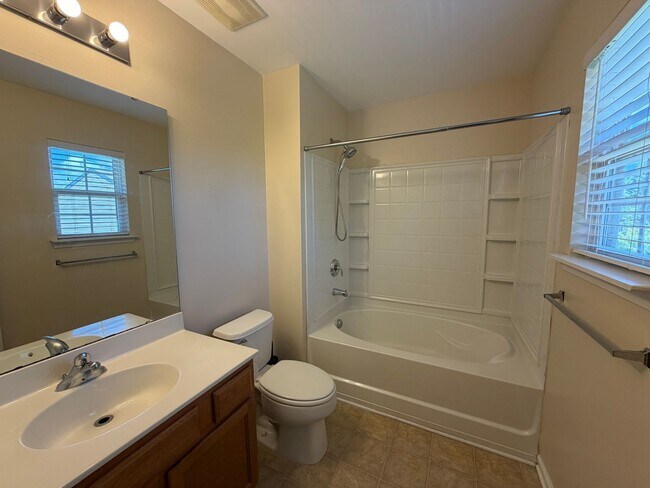 Building Photo - 422 Delta Dr