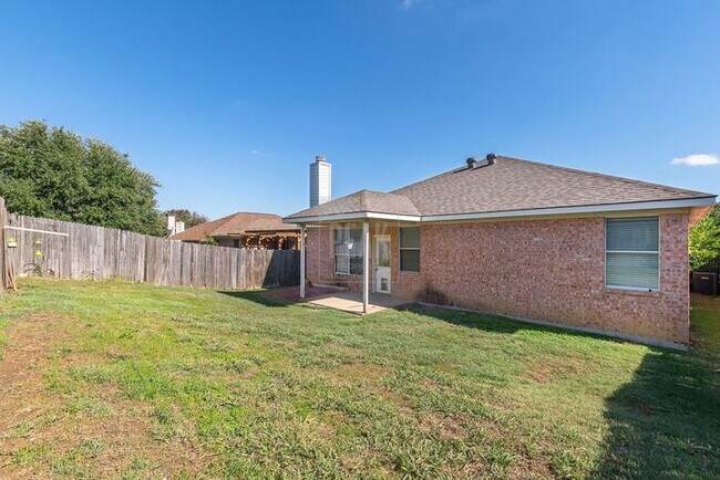 Building Photo - 4 Bedroom/2 Bathroom HOME FOR LEASE! Just ...
