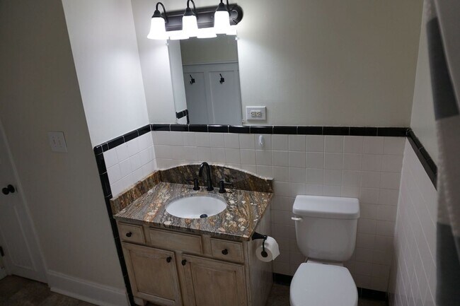 Building Photo - Pet Friendly 3 Bedroom 1 Full Bath located in Northwoods Park!