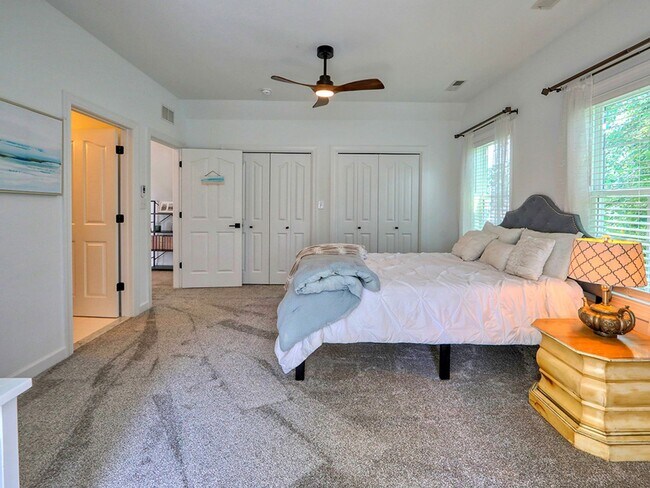 Building Photo - Spacious 3BR / 3.5BA Single family home • 2,500 Sq Ft • Baywood