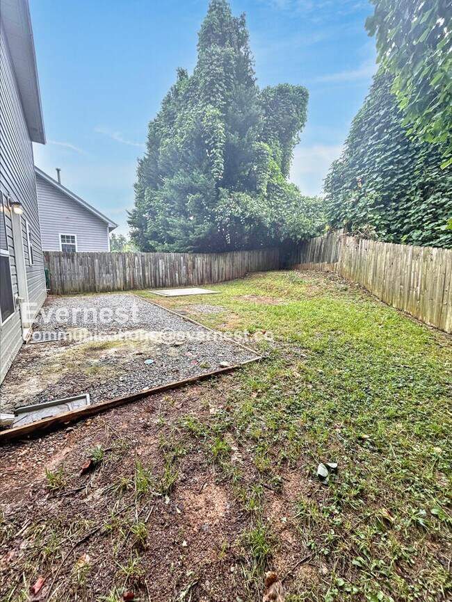 Building Photo - 1600 Sandersted Village Cir