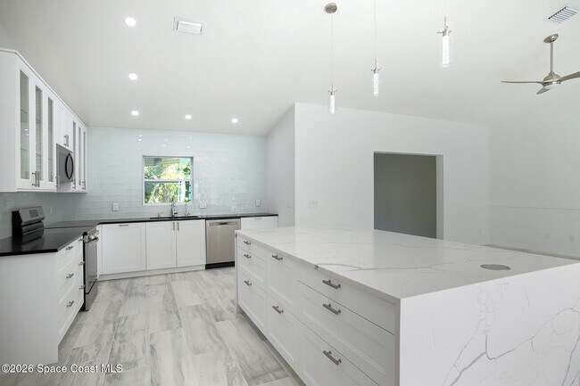 Building Photo - 140 Flores St