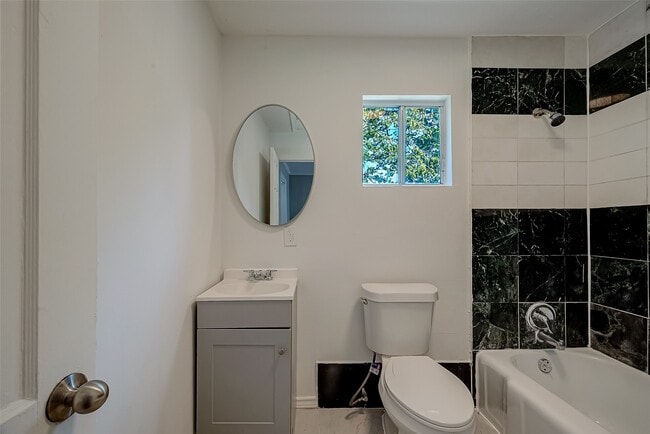 Building Photo - 5831 Annunciation St