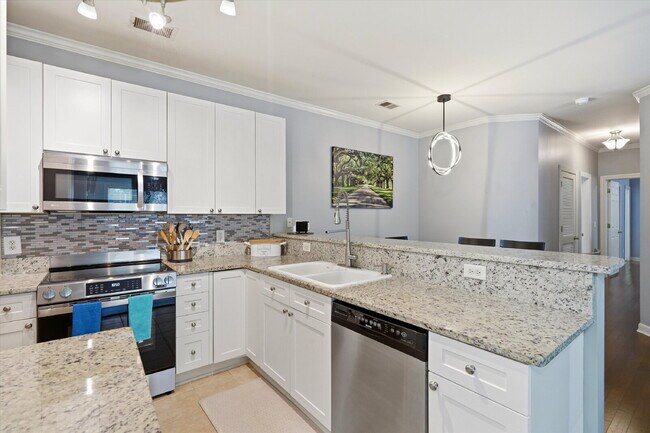 Building Photo - "Charming Fully Furnished 2-Bed Condo with & Granite Countertops in Charleston – 1320 Sq Ft of Co...