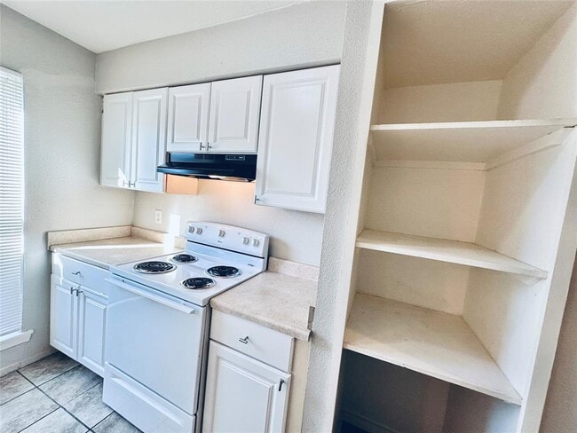 Building Photo - 3822 Southway Dr