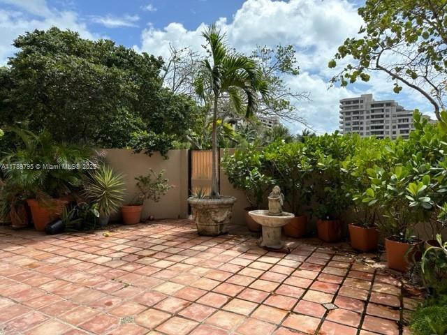 Primary Photo - 151 Crandon Blvd