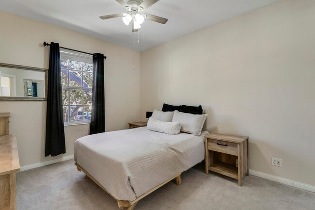 Building Photo - 6 Oakleaf Ct