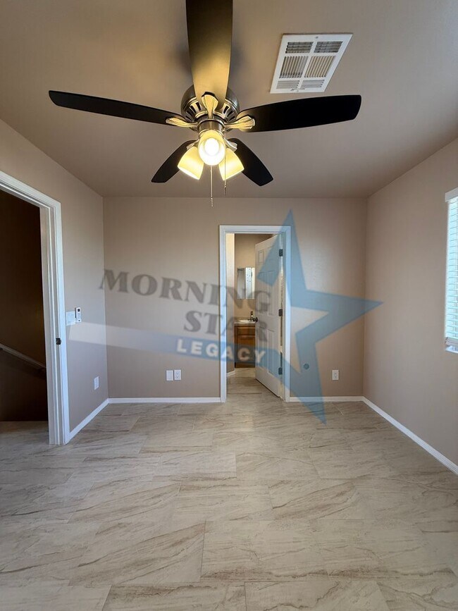 Building Photo - Like NEW! Location & Quality!