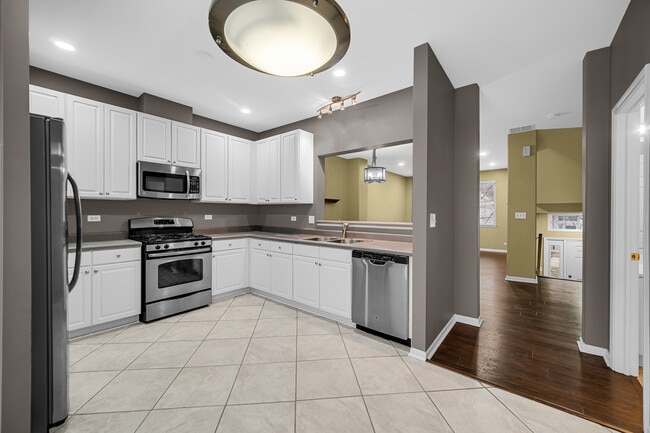 Building Photo - 3473 Ravinia Cir