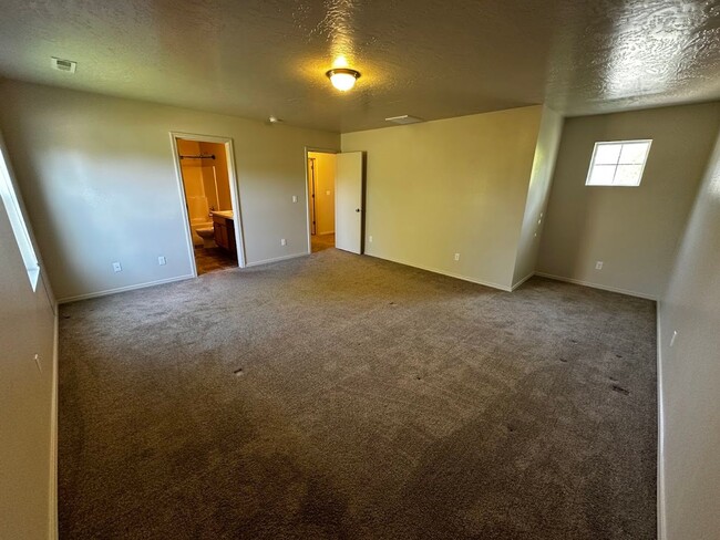 Building Photo - Ready for Move In - Cedar Creek Spacious L...