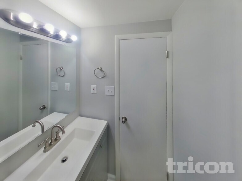 Building Photo - 9226 Throgmorton Rd