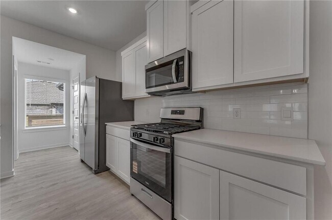 Building Photo - 981 PEBBLE Dr