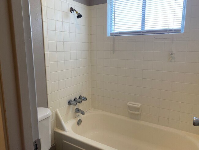 Building Photo - Great one bedroom in Hyde Park!