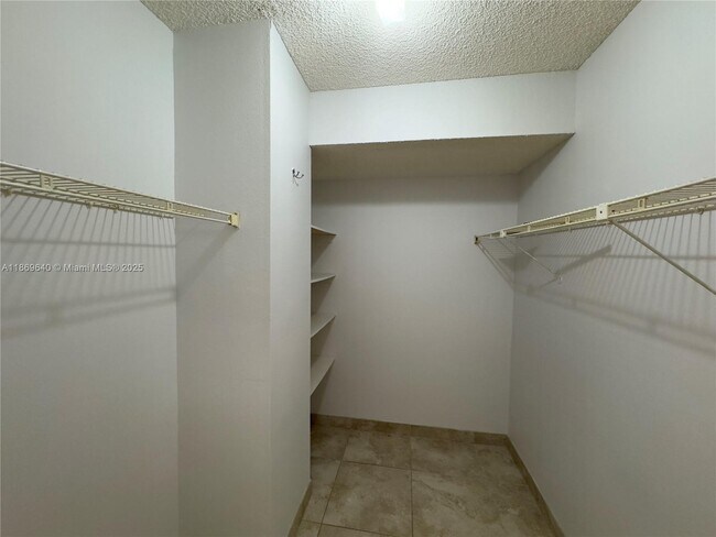Building Photo - 2500 Parkview Dr