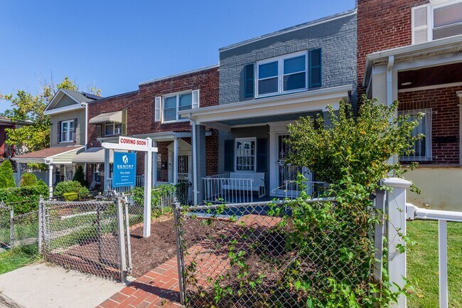Building Photo - Trinidad Rowhome | 2 Bed | 1 Bath | 800 Sf | Large Fenced-In Front Porch & Fenced-in Backyard | 2...