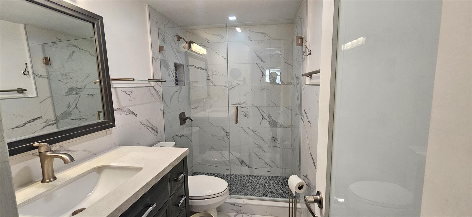 Building Photo - 917 NE 16th Ave