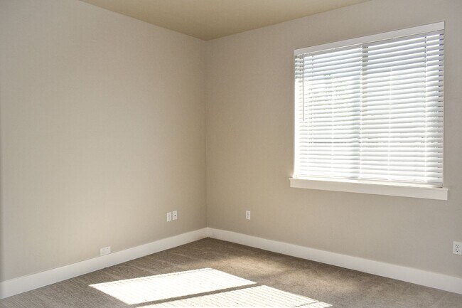 Building Photo - Spacious 3-bedroom 2 bath in the Golfing C...