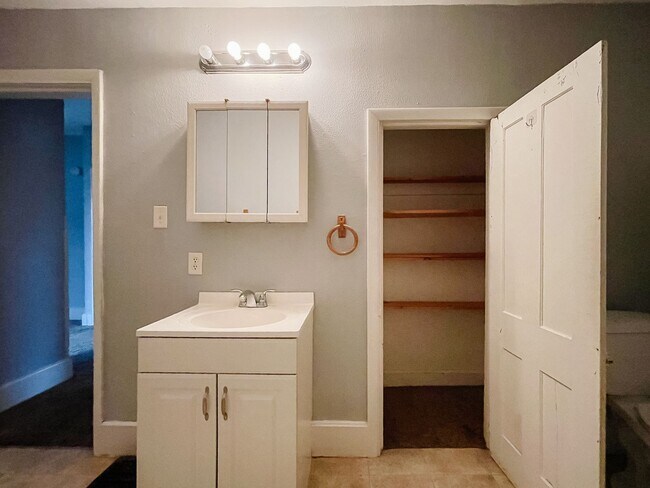 Building Photo - Near Local Shops and Restaurants