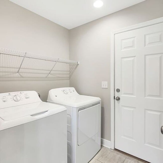 Building Photo - Beautiful 3 Bed 2 Bath Available in July!