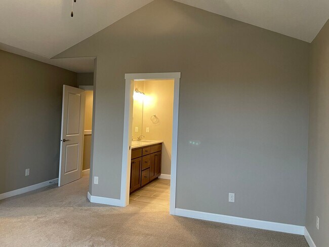 Building Photo - LUXURY 4 BD TOWNHOME! GATED PARKER VILLAGE...
