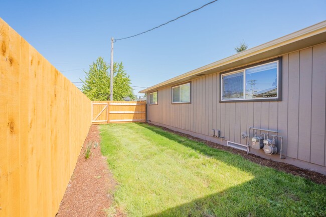 Building Photo - Newly Remodeled Large 2 Bedroom!