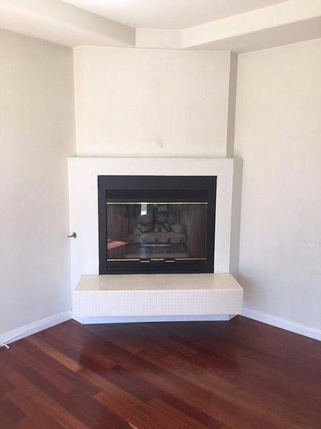 Building Photo - Spacious Beach House