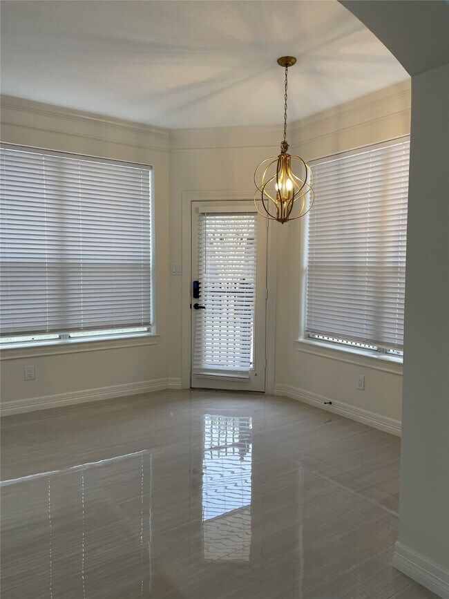 Building Photo - 5622 Lake Pl Dr