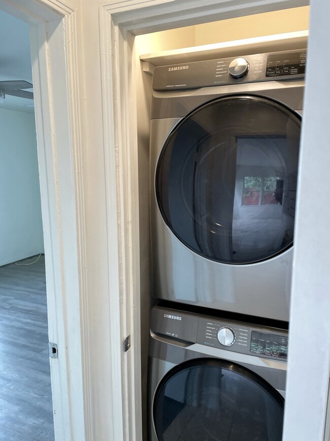 In Home Washer/Dryer - 610 N Horne St