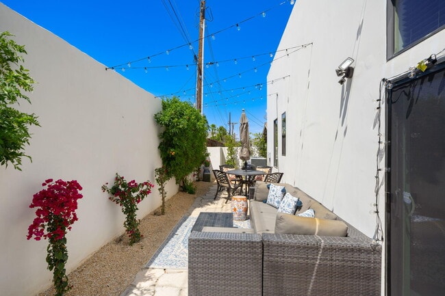 Building Photo - 53385 Avenida Mendoza