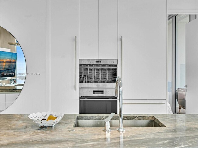 Building Photo - 700 NE 26th Terrace