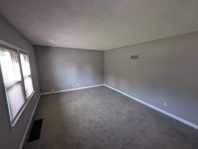 Building Photo - Belle of Bellefontaine - **Half Off Securi...