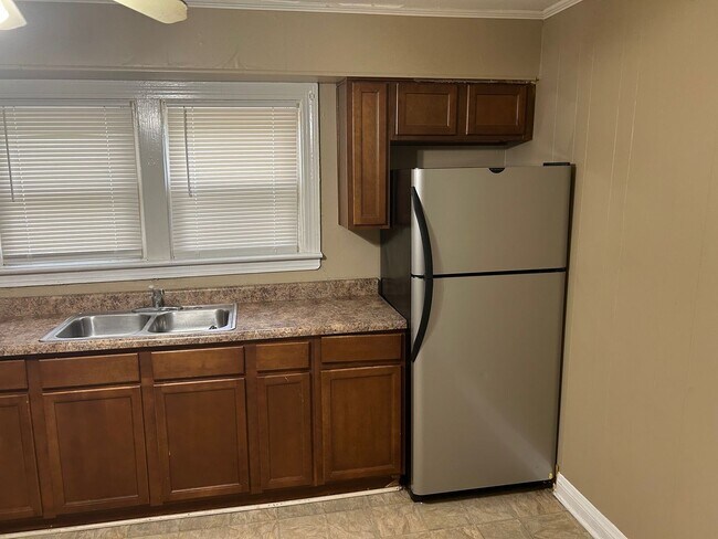 Building Photo - Updated 2 Bedroom 1 Bath Convenient Shively location