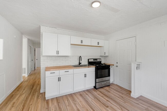 Building Photo - NEW LISTING! 3 BEDROOM HOUSE!