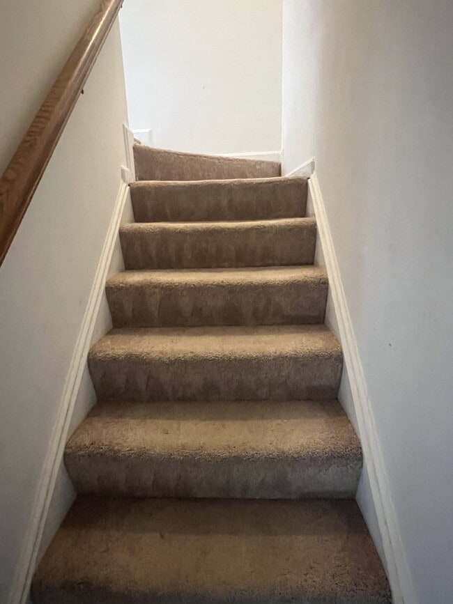 Building Photo - Spacious End Unit Townhome - 3 Bedrooms & ...
