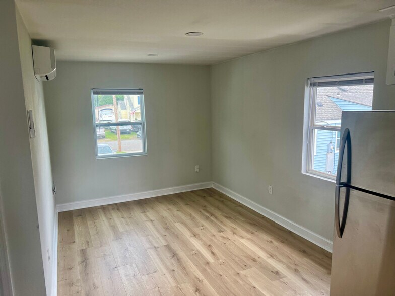 Building Photo - 1042 Paxson Ave