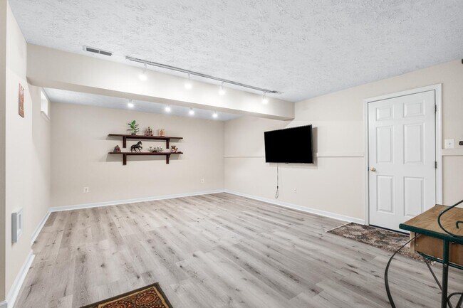 Building Photo - 6331 Claridge Dr S