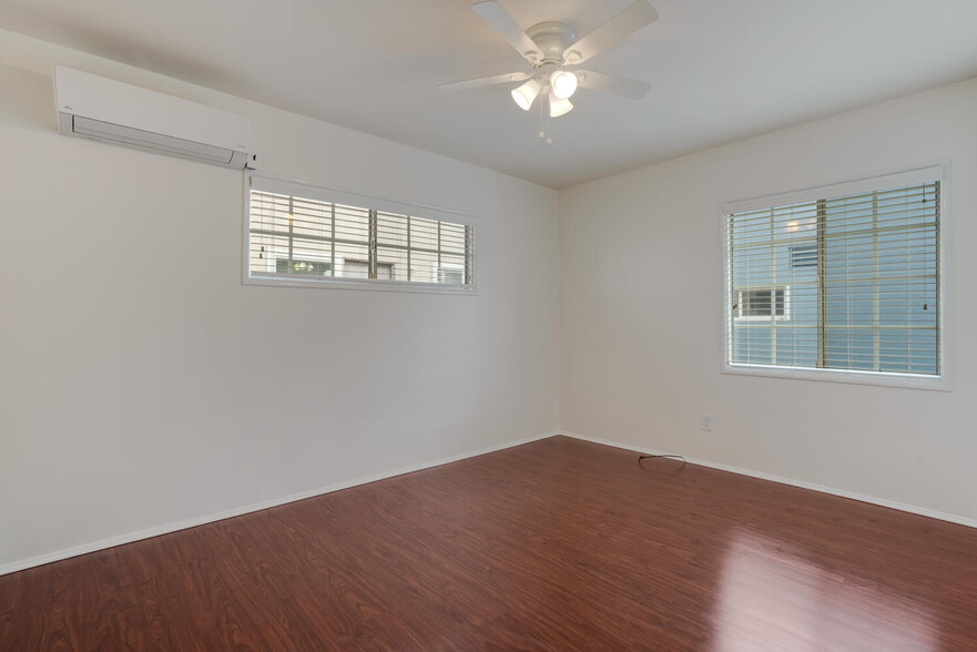 second bedroom with closet - 5534 Kester Ave