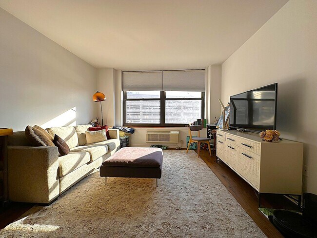 Building Photo - 102 Christopher Columbus Dr