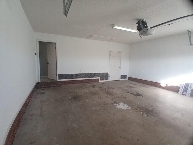 Building Photo - 3525 Drayton Dr