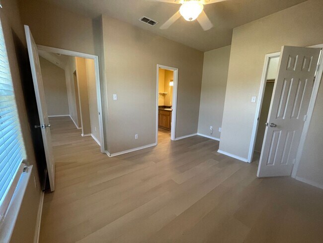 Building Photo - 105-107 Sunburst Court