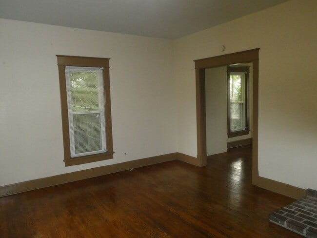 Building Photo - 2 Bedroom House Downtown