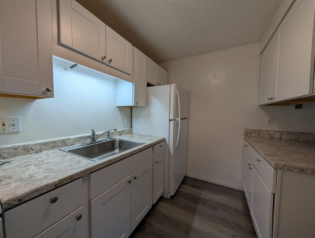 Building Photo - Updated 1-Bedroom, 1-Bath Apartment With On-site Laundry in Springfield!