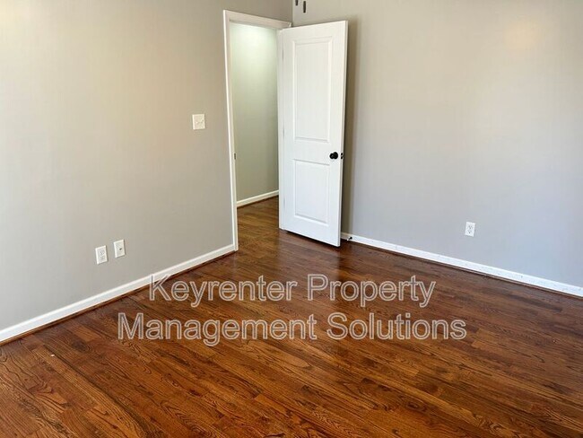 Building Photo - 33 Oak Ln