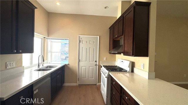 Building Photo - 16 Willow Tree Ln